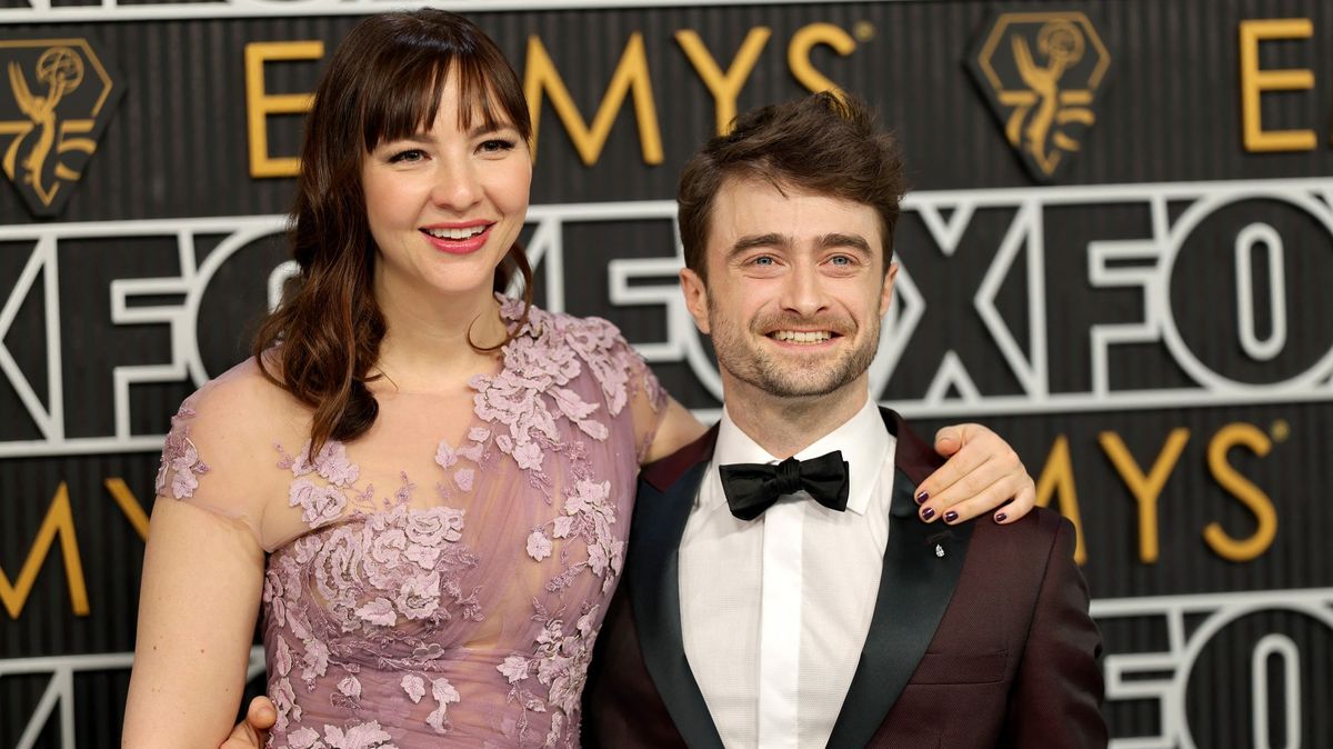 Daniel Radcliffe výjimečně s partnerkou: O půl hlavy vyšší brunetka se toho nebála a vyšla si v průhledných šatech